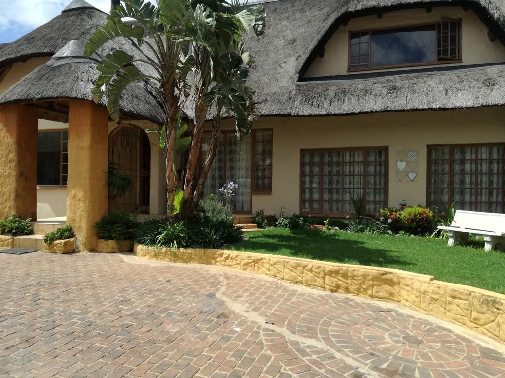 All Over Africa Guest House เคมป์ตัน พาร์ค ภายนอก รูปภาพ