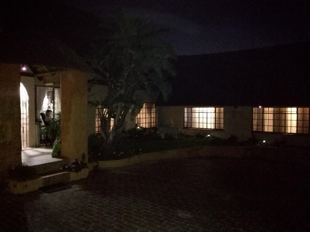 All Over Africa Guest House เคมป์ตัน พาร์ค ภายนอก รูปภาพ