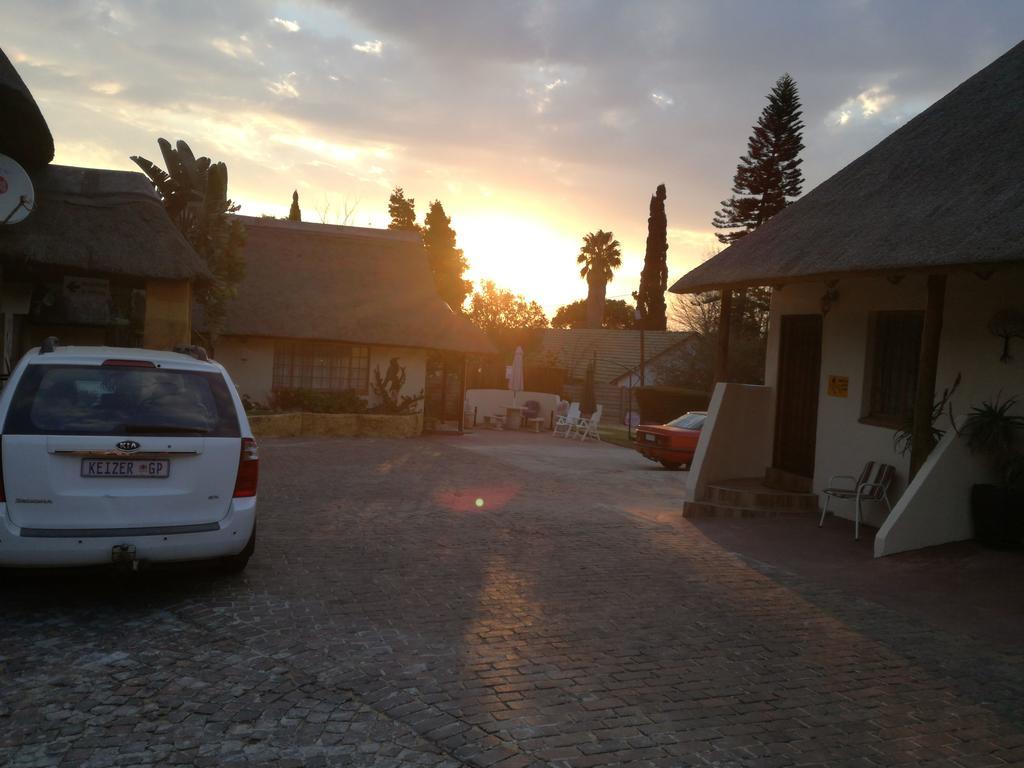 All Over Africa Guest House เคมป์ตัน พาร์ค ภายนอก รูปภาพ