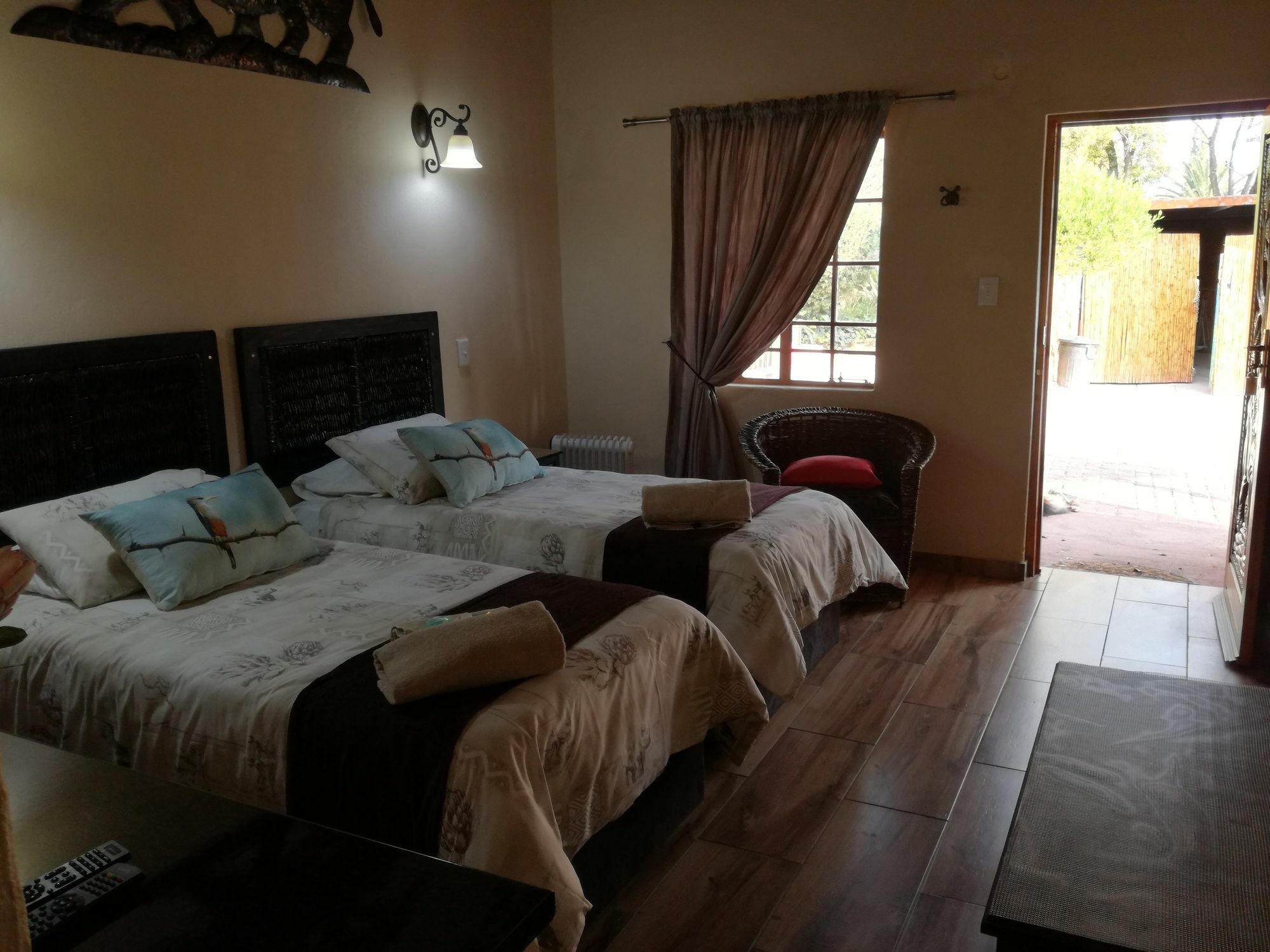 All Over Africa Guest House เคมป์ตัน พาร์ค ภายนอก รูปภาพ