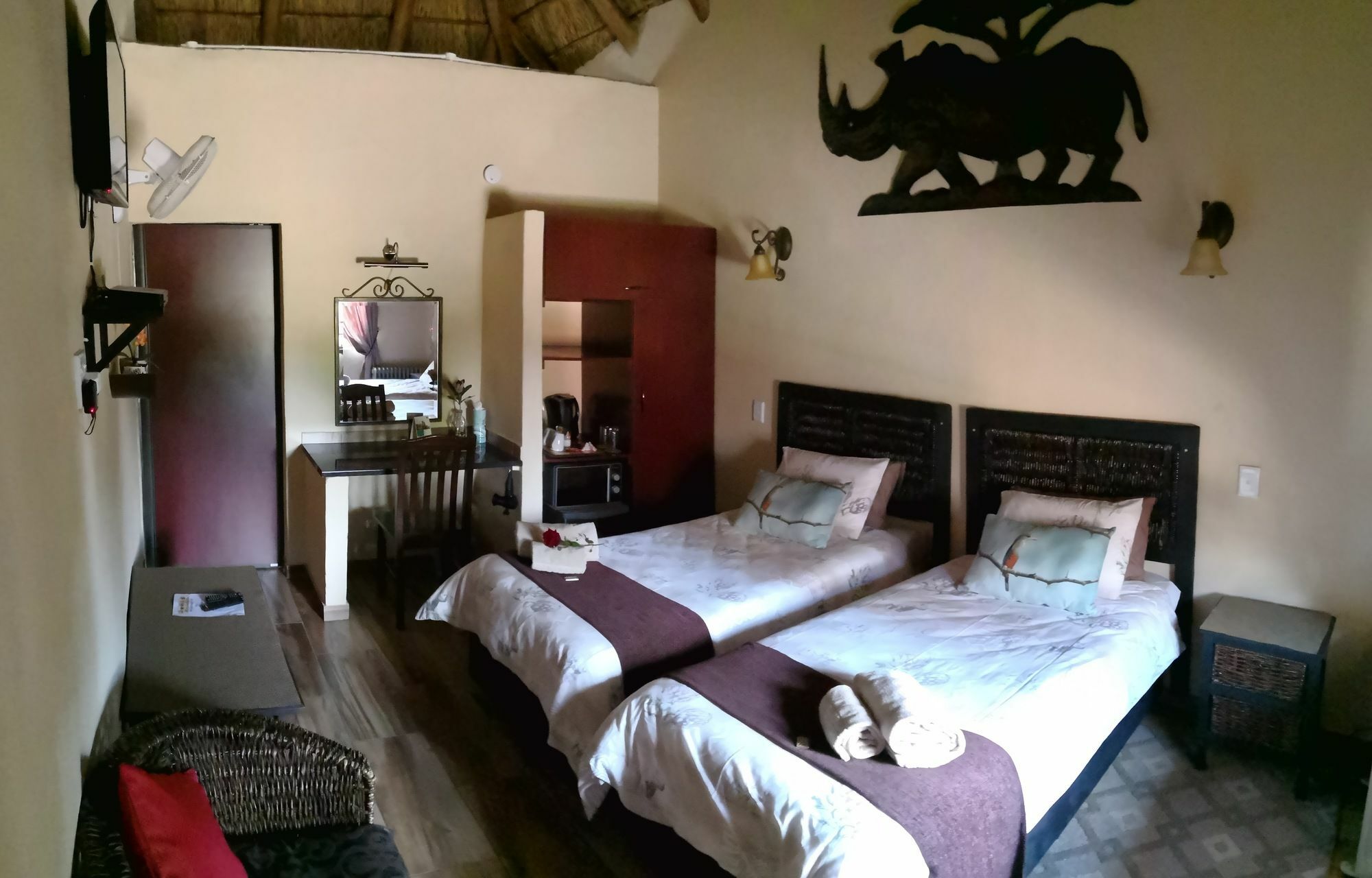 All Over Africa Guest House เคมป์ตัน พาร์ค ภายนอก รูปภาพ