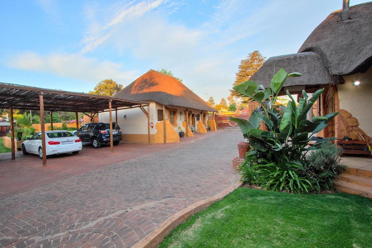 All Over Africa Guest House เคมป์ตัน พาร์ค ภายนอก รูปภาพ